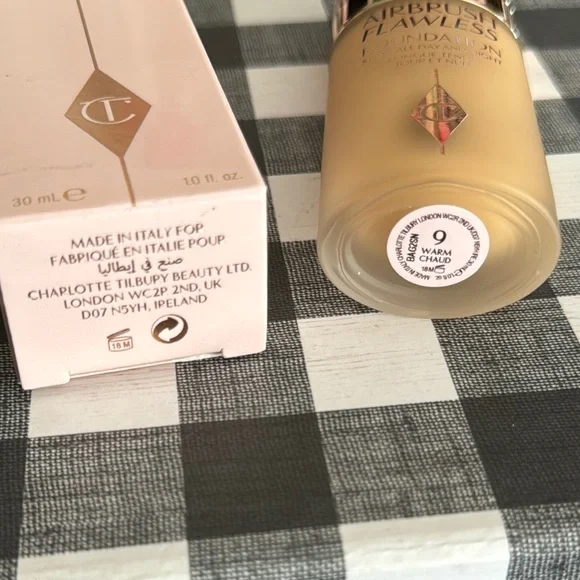 Charlotte Tilbury 9 Warm Airbrush Flawless Foundation - Picture 2 of 5